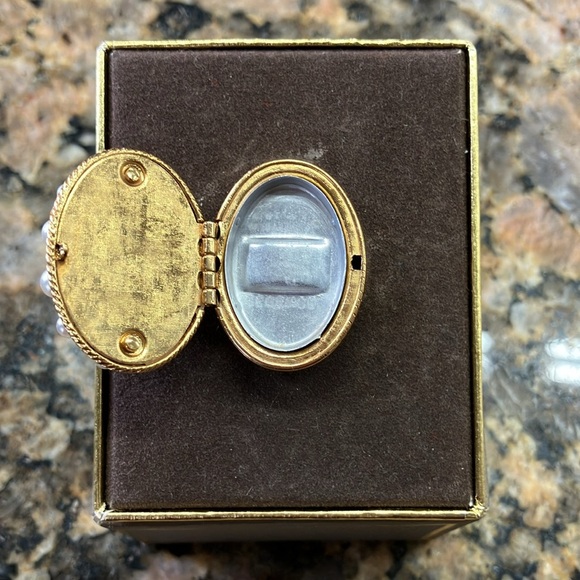 Ring Signed Avon Perfume Poison Faux Pearl Original Box size 7.5 adjustable - Picture 2 of 3